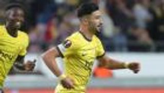 مدرب سانت جيلواز يضغط على الجزائري عمورة.. ما السبب؟