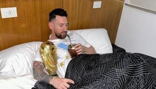 ليونيل ميسي يتناول مشروبه المفضل