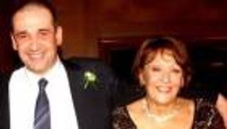 كريم عبدالعزيز يفقد «ست بـ100 راجل».. كيف تحدث زعيم «الحشاشين» عن والدته الراحلة؟