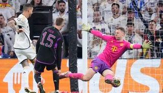 مانويل نوير حارس بايرن ميونخ أمام ريال مدريد