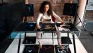 فنانة ترسم 10 لوحات بيديها وقدميها في وقت واحد (صور)