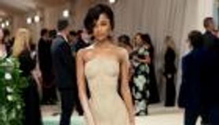 تيلا تثير ضجة بفستان من الرمال في ميت غالا 2024.. حملها رجال