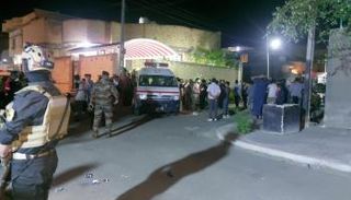 الشرطة والأهالي حول منزل العائلة