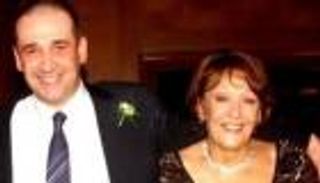 نجوم الفن يواسون كريم عبدالعزيز بعد وفاة والدته بكلمات مؤثرة