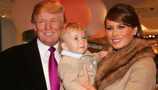 بارون ترامب وهو طفل بين والديه