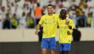 في ليلة الخروج عن النص.. رونالدو يطارد حمدالله وسط حماية جماهيرية (فيديو)