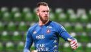 أفضل من دوناروما؟.. حارس الجزائر &laquo;المجنون&raquo; يثير الإعجاب في فرنسا