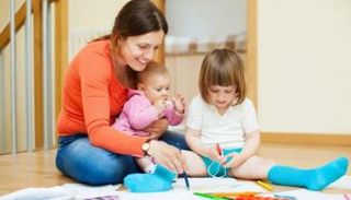 أم مع طفليها