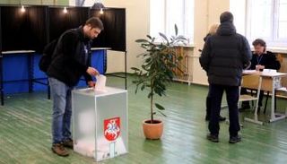 ناخب ليتواني يدلي بصوته في الانتخابات الرئاسية - أ.ف.ب