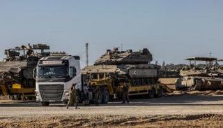 دبابات ومركبات عسكرية إسرائيلية بالقرب من الحدود مع غزة