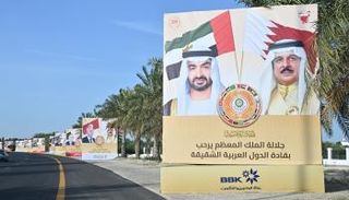 صور القادة العرب تزين شوارع البحرين