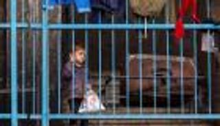 دبابات إسرائيل تتوغل في رفح.. والنازحون يغادرون