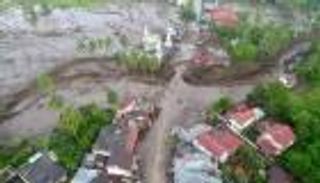 إندونيسيا تعيش صدمة.. «جبل مياه» يسقط فوق رؤوس العشرات (صور)