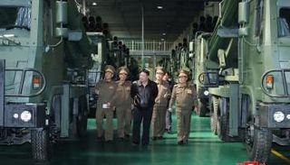 زعيم كوريا الشمالية يتفقد مصنعا للأسلحة