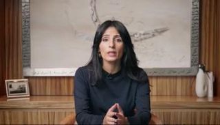 رزان المبارك خلال إلقاء كلمتها