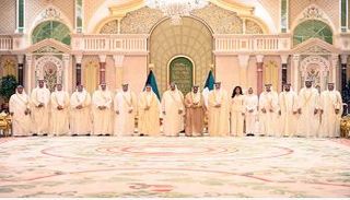 أمير الكويت يتوسط أعضاء الحكومة