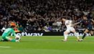 قبل رائعة أورتيغا.. 5 تصديات خطفت الأنظار في تاريخ كرة القدم (صور)