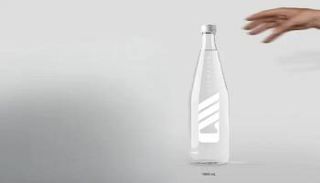 شعار شركة إير ووتر على زجاجة ماء 