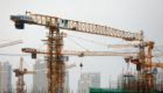 مثل التنقل بـ«التلفريك».. رفع المعدات الضخمة في الصين