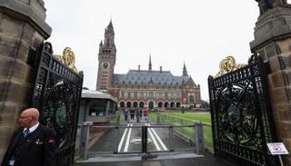 بوابة المحكمة قبل جلسة الاستماع