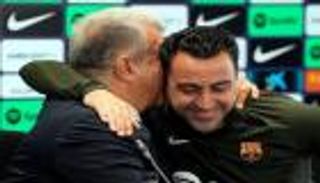 الفوضى تضرب برشلونة.. هل يُغدر بتشافي؟