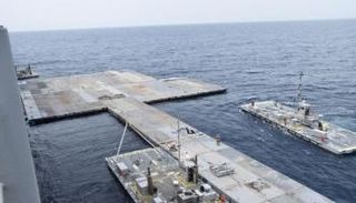 عناصر الجيش الأمريكي يحضرون التجهيزات المطلوبة للرصيف- رويترز