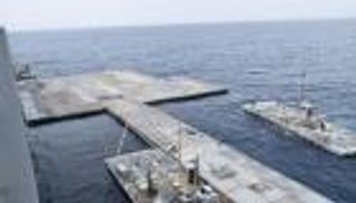 مساعدات «الرصيف البحري» تشق طريقها إلى شاطئ غزة