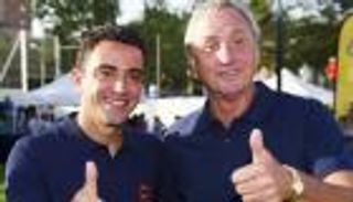 نصائح كرويف.. قصة درس قديم لا يطبقه تشافي في برشلونة