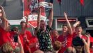 فضيحة مدوية في هولندا.. حكم أفسد مباراة واحتفل مع الفائز (فيديو)