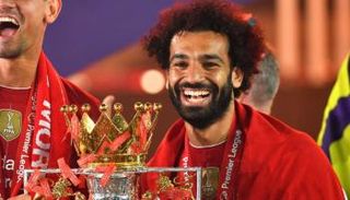 محمد صلاح يحمل الدوري الإنجليزي