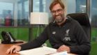 من داخل المكتب.. وداع عاطفي ومؤثر بين يورغن كلوب وليفربول (فيديو)