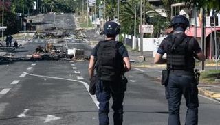 شرطيان في طريق قطعه محتجون بكاليدونيا الجديدة