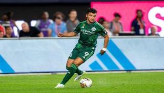 اللاعب الجزائري منصف بقرار