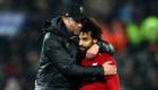 بالأحضان.. كلوب يودع محمد صلاح وزوجته (صور)