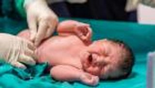 طبيب مصري شهير يلقي رضيعا في القمامة.. والتحقيقات تكشف مفاجآت