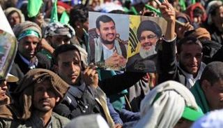 عناصر حوثية ترفع صورتي حسن نصر الله وعبدالملك الحوثي بصنعاء.. أرشيفية