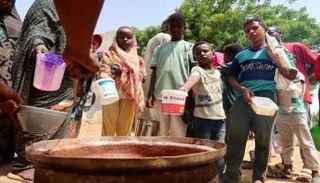 أطفال ينتظرون الطعام في مخيم للنازحين - أرشيفية