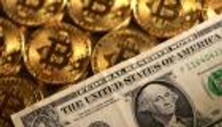 ملك العملات في مرمى نيران صديقة.. والمشفرة تحلق بقرار مرتقب