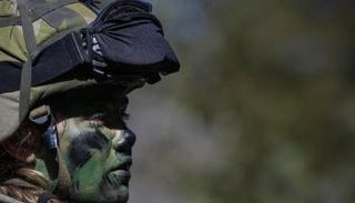 جندية في تدريب ميداني في جزيرة غوتلاند السويدية