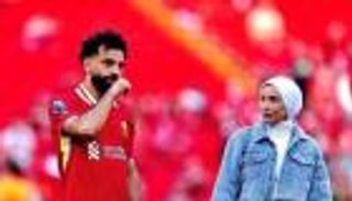 الحقيبة فقط بـ16 ألف دولار.. تكلفة إطلالة زوجة محمد صلاح في ليلة وداع «كلوب»