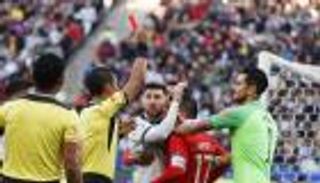 من وحي إشارات المرور.. قصة ظهور البطاقات الملونة في كرة القدم