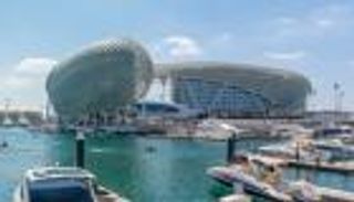 «إيميرج» تضيء حلبة مرسى ياس بالطاقة الشمسية.. ترفيه بلمسة مستدامة