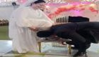 مصري يقبّل قدم عروسه السورية.. ويقدّم الشبكة بشكل غريب (فيديو)