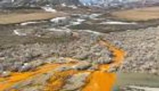 أنهار ألاسكا تتحول للون البرتقالي في ظاهرة صادمة.. ما السبب؟