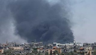 دخان يتصاعد إثر غارة جوية إسرائيلية على رفح