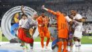 احتفالا باللقب الآسيوي.. نجوم العين يقتحمون المؤتمر الصحفي (فيديو)