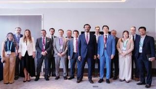 عبدالله بن طوق المري على هامش اجتماع الطاولة المستديرة