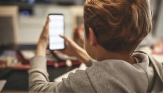 الأطفال يتعرضون لمواد ذات طابع جنسي دون رضاهم