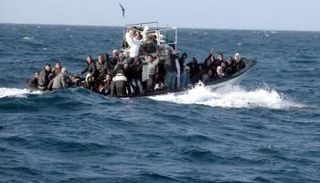 مركب هجرة غير نظامية يقل مهاجرين باتجاه إيطاليا