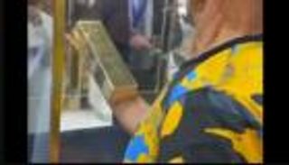 مسن كويتي يفوز بسبيكة ذهبية.. ومفاجأة تمنعه من تسلمها (فيديو)